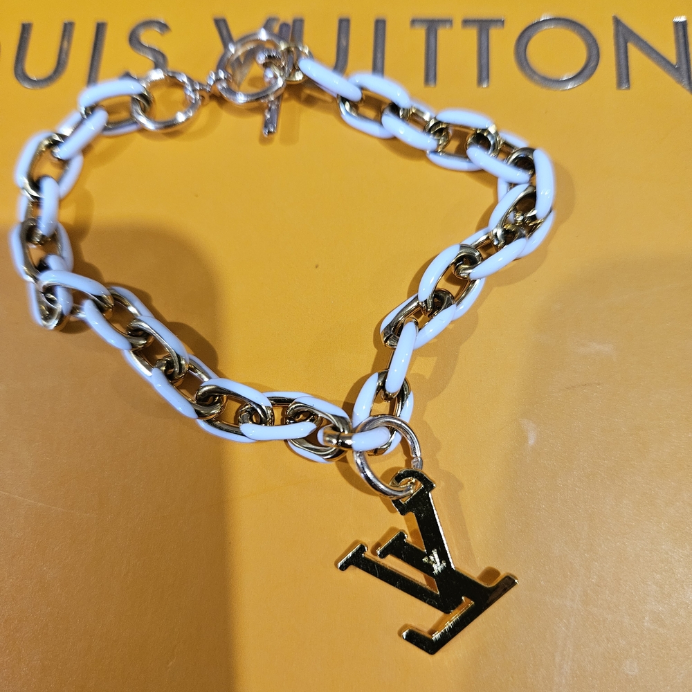 🖤Louis Vuitton Gold Charm - Picture 3 of 3